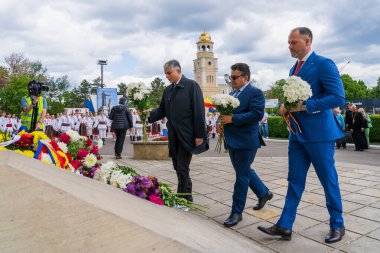 22 Mayıs 2022 Beltsy, Moldova. Resimli editör kullanımı için. Şehir günü geçit töreninde çiçekler seriyorum.
