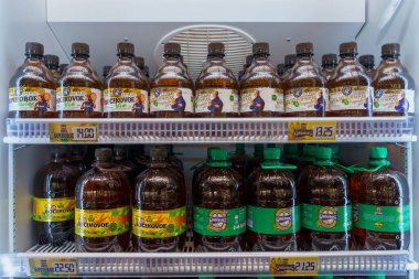 4 Mayıs 2022 Beltsy, Moldova. Resimli editör kullanımı için. Bira dükkanı olan buzdolabı.