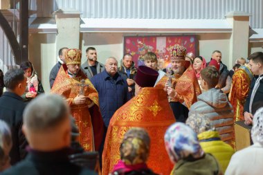 16 Nisan 2023 Beltsy, Moldova. Resimli editör kullanımı için. Paskalya 'da kilisede insanlar