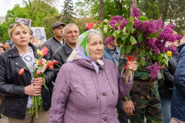 9 Mayıs 2023 Beltsy, Moldova. Resimli editör kullanımı için. Zafer geçidinde çiçekler sermek.