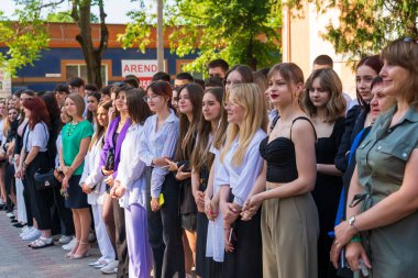 30 Mayıs 2023 Beltsy, Moldova. Resimli editör kullanımı için. Okul çocukları hatta bekliyor.