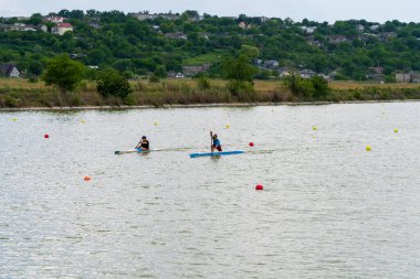 31 Mayıs 2023 Beltsy, Moldova. Resimli editör kullanımı için. Şehir rezervuarındaki kürekçiler aktif bir yaşam tarzına sahipler.
