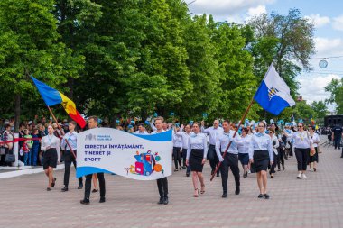 22 Mayıs 2022 Beltsy, Moldova. Resimli editör kullanımı için. Geçit törenindeki insanlar Şehir Günü 'ne adanmış.