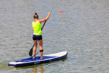 1 Temmuz 2022 Beltsy, Moldova. Resimli editör kullanımı için. Şehir rezervuarındaki kürekçiler aktif bir yaşam tarzına sahipler.