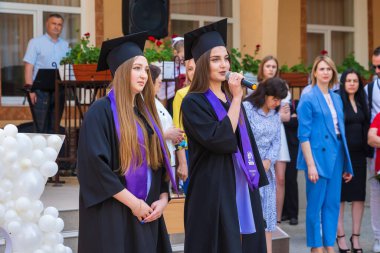 30 Mayıs 2023 Beltsy, Moldova. Resimli editör kullanımı için. Okuldaki sırayla mezun olanlar.