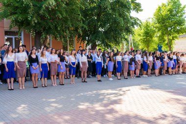 30 Mayıs 2023 Beltsy, Moldova. Resimli editör kullanımı için. Okul çocukları hatta bekliyor.