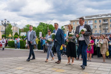 22 Mayıs 2022 Beltsy, Moldova. Resimli editör kullanımı için. Şehir günü geçit töreninde çiçekler seriyorum.