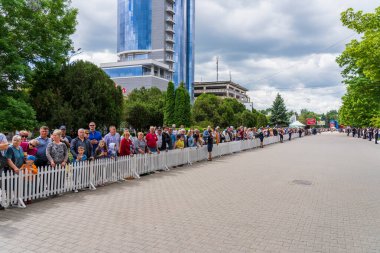 22 Mayıs 2022 Beltsy, Moldova. Resimli editör kullanımı için. Geçit törenindeki insanlar Şehir Günü 'ne adanmış.