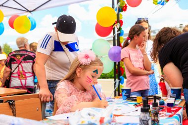 1 Haziran 2022 Beltsy, Moldova. Resimli editör kullanımı için. Çocuklar eğitici yaratıcılık ile ilgilenirler.