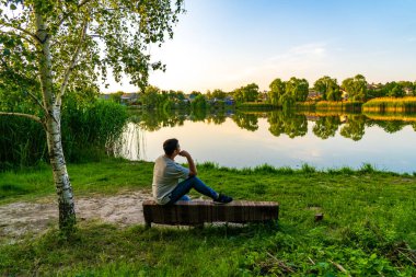 23 Mayıs 2023 Dobruja köyü, Singerei bölgesi, Moldova. Resimli editör kullanımı için. Güzel bir gün doğumunun ya da gün batımının tadını çıkaran adam