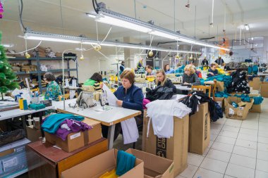11 Ocak 2023 Beltsy, Moldova. Resimli editör kullanımı için. Bir giyim fabrikasında dikiş atölyesi.