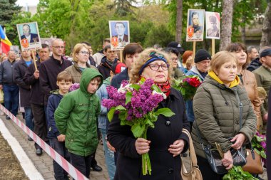 9 Mayıs 2023 Beltsy, Moldova. Resimli editör kullanımı için. Zafer geçidinde çiçekler sermek.