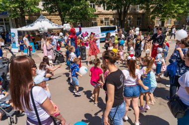1 Haziran 2023 Beltsy, Moldova. Resimli editör kullanımı için. Çocuklar şehir festivalinde eğleniyor.