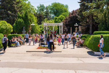 1 Haziran 2023 Beltsy, Moldova. Resimli editör kullanımı için. Çocuk Günü 'nde şehirde insanlar