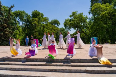 1 Haziran 2023 Beltsy, Moldova. Resimli editör kullanımı için. Şehirde dans eden çocuklar