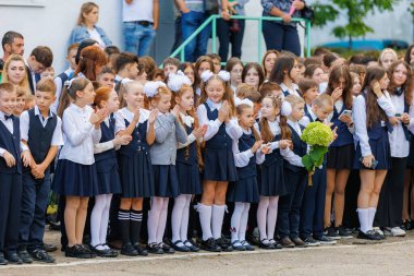 1 Eylül 2023 Balti Moldova. Okulda törensel kutlama hattı. Bilgi Günü 'nde. Okula dönelim. Sadece yazı işleri için.