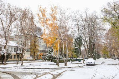 21 Kasım 2022 Beltsy, Moldova. Resimli editör kullanımı için. Şehirde kar yağarken.