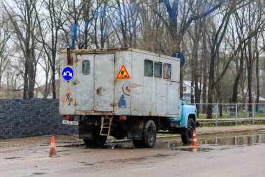 8 Nisan 2023 Beltsy, Moldova. Resimli editör kullanımı için. Yol servis kamyonu