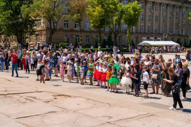1 Haziran 2023 Beltsy, Moldova. Resimli editör kullanımı için. Çocuk Günü 'nde şehirde insanlar