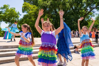 1 Haziran 2023 Beltsy, Moldova. Resimli editör kullanımı için. Şehirde dans eden çocuklar