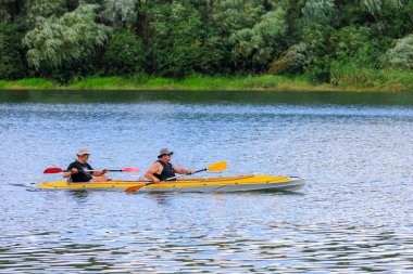 29 Temmuz 2023 Socol Moldova. İnsanlar Dinyester Nehri boyunca kanoyla aktif olarak seyahat ediyor. Amatör rafting.