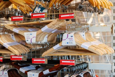 11 Ekim 2023 Beltsy, Moldova. Resimli editör kullanımı için. Elbiseler süpermarket tezgahında asılı..