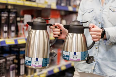 11 Ekim 2023 Beltsy, Moldova. Resimli editör kullanımı için. Paslanmaz çelikten yapılmış elektrikli süpürge..