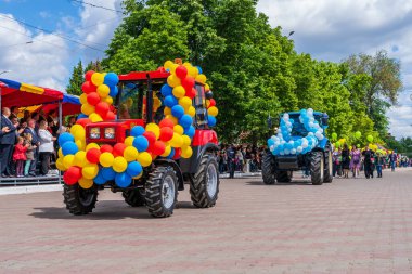 22 Mayıs 2022 Beltsy, Moldova. Resimli editör kullanımı için. Şehir gününe adanmış geçit töreninde arabalar ve ağır ekipmanlar