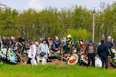 1 Mayıs 2022 Beltsy, Moldova. Resimli editör kullanımı için. İnsanlar cenaze günlerinde mezarlığa giderler.