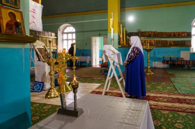 23 Mayıs 2023 Dobruja köyü, Singerei bölgesi, Moldova. Resimli editör kullanımı için. Kilise ayininde dua okuyan bir kadın