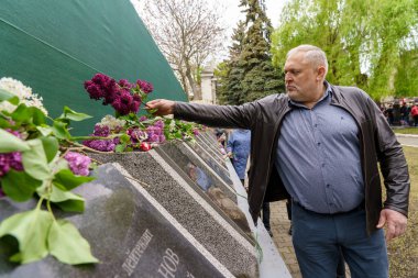 9 Mayıs 2023 Beltsy, Moldova. Resimli editör kullanımı için. Zafer geçidinde çiçekler sermek.