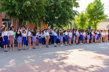 30 Mayıs 2023 Beltsy, Moldova. Resimli editör kullanımı için. Okul çocukları hatta bekliyor.