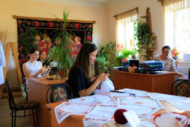 21 Haziran 2023 Rautel Moldova. Resimli editör kullanımı için. Halk sanatları yapan çocuklar.