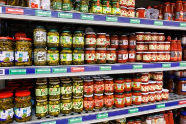 11 Ekim 2023 Beltsy, Moldova. Resimli editör kullanımı için. Konserve salatalık ve domates.