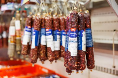 11 Ekim 2023 Beltsy, Moldova. Resimli editör kullanımı için. Füme sosis.