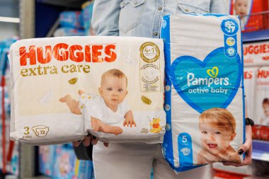 11 Ekim 2023 Beltsy, Moldova. Resimli editör kullanımı için. Bebek bezi bezleri ve kucaklamalar.