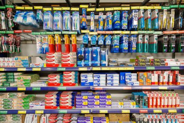 11 Ekim 2023 Beltsy, Moldova. Resimli editör kullanımı için. Diş fırçası ve diş macunu.