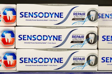 11 Ekim 2023 Beltsy, Moldova. Resimli editör kullanımı için. Sensodyne diş macunu.