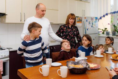 3 Mayıs 2023 Beltsy, Moldova. Resimli editör kullanımı için. Öğle yemeğinde büyük bir aile.