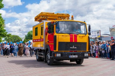 22 Mayıs 2022 Beltsy, Moldova. Resimli editör kullanımı için. Şehir gününe adanmış geçit töreninde arabalar ve ağır ekipmanlar