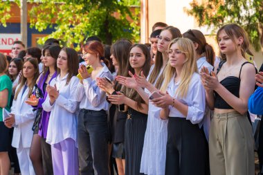 30 Mayıs 2023 Beltsy, Moldova. Resimli editör kullanımı için. Okul çocukları hatta bekliyor.