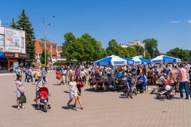 1 Haziran 2023 Beltsy, Moldova. Resimli editör kullanımı için. Çocuk Günü 'nde şehirde insanlar