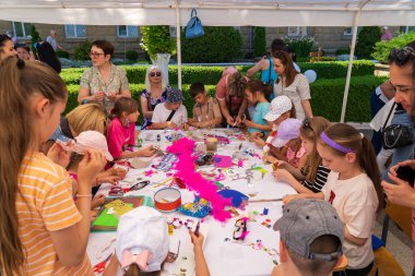 1 Haziran 2023 Beltsy, Moldova. Resimli editör kullanımı için. Çocuklar eğitici yaratıcılık ile ilgilenirler.