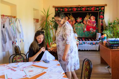 21 Haziran 2023 Rautel Moldova. Resimli editör kullanımı için. Halk sanatları yapan çocuklar.