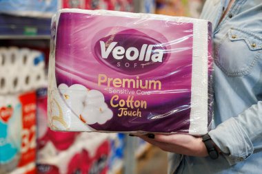 11 Ekim 2023 Beltsy, Moldova. Resimli editör kullanımı için. Tuvalet kağıdı alıcının elinde.