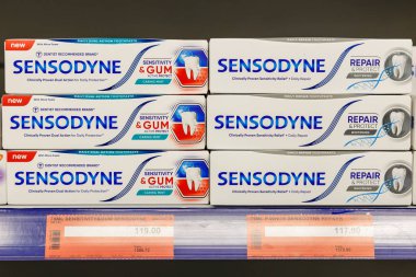 11 Ekim 2023 Beltsy, Moldova. Resimli editör kullanımı için. Sensodyne diş macunu.