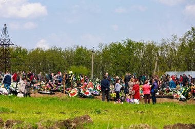 1 Mayıs 2022 Beltsy, Moldova. Resimli editör kullanımı için. İnsanlar cenaze günlerinde mezarlığa giderler.
