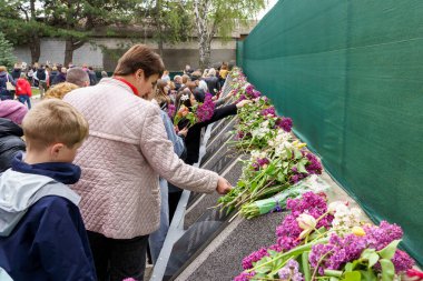 9 Mayıs 2023 Beltsy, Moldova. Resimli editör kullanımı için. Zafer geçidinde çiçekler sermek.