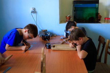 21 Haziran 2023 Rautel Moldova. Resimli editör kullanımı için. Halk sanatları yapan çocuklar.