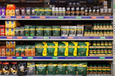 11 Ekim 2023 Beltsy, Moldova. Resimli editör kullanımı için. Kahveli raflar.